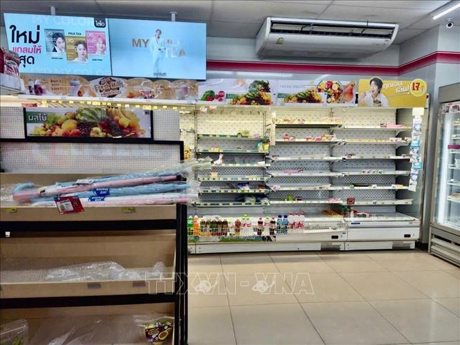 Các kệ hàng tại cửa hàng tiện lợi 7 Eleven ở khu Asok Din Daeng, Bangkok, gần như hết sạch đồ bán. Ảnh: Trang Nhung - PV TTXVN tại Thái Lan