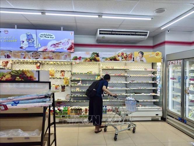 Khách hàng không có nhiều sự lựa chọn khi quầy hàng gần như hết sạch đồ ở khu Asok-Din Daeng, quận Din Daeng, Bangkok. Ảnh: Trang Nhung - PV TTXVN tại Thái Lan