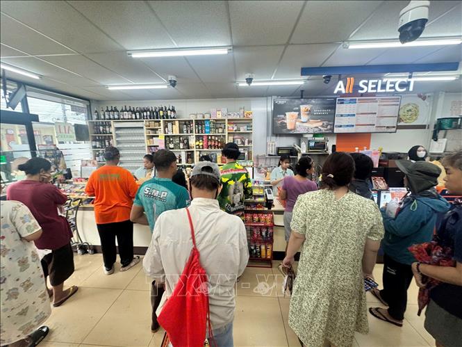 Khách xếp hàng dài chờ thanh toán tại một siêu thị ở đường Romklao, quận Latkrabang, Bangkok. Ảnh: Trang Nhung - PV TTXVN tại Thái Lan