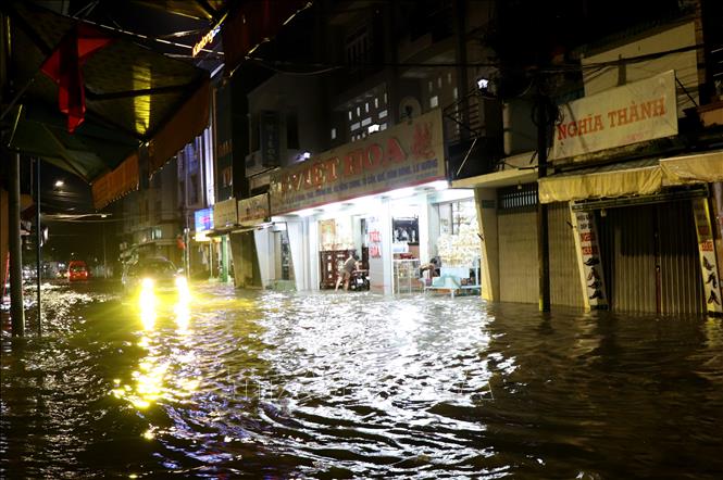 Mưa lớn kết hợp với triều cường gây ngập trên tuyến đường 30 tháng 4 ở Phường Long Châu, tỉnh Vĩnh Long . Ảnh: Lê Thúy Hằng – TTXVN 