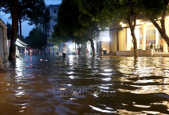 Mưa lớn kết hợp với triều cường gây ngập trên tuyến đường Hưng Đạo Vương ở Phường Long Châu, tỉnh Vĩnh Long . Ảnh: Lê Thúy Hằng – TTXVN 