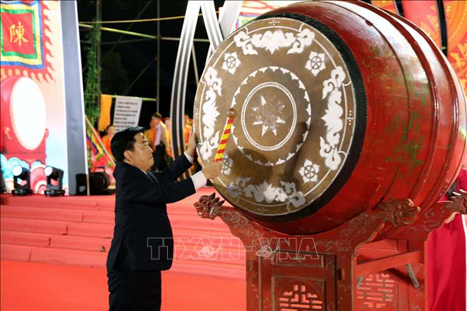 Bí thư Đảng ủy, Chủ tịch HĐND xã Trần Thương Thạch Ngọc Anh đánh trống khai hội. Ảnh: Thanh Tuấn - TTXVN