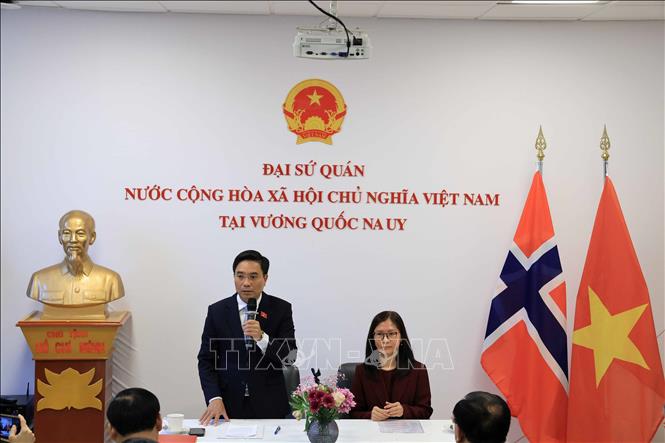Phó Chủ tịch Quốc hội Nguyễn Doãn Anh phát biểu tại buổi gặp gỡ cộng đồng người Việt tại Na Uy. Ảnh: Việt Thắng - P/v TTXVN tại Bắc Âu