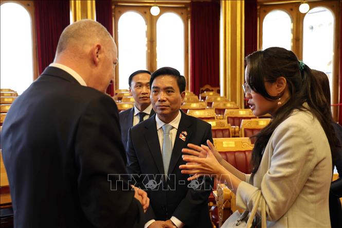 Phó Chủ tịch Quốc hội Nguyễn Doãn Anh và đoàn công tác tham quan Nhà Quốc hội Na Uy. Ảnh: Việt Thắng - P/v TTXVN tại Bắc Âu
