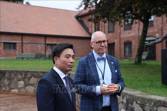  Phó Chủ tịch Quốc hội Nguyễn Doãn Anh và ông Lars Almklov Phó Chủ tịch Tập đoàn DNV. Ảnh: Việt Thắng - P/v TTXVN tại Bắc Âu