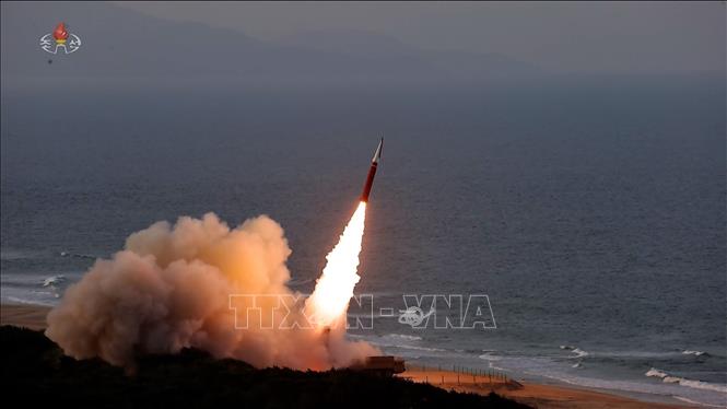Hãng thông tấn Trung ương Triều Tiên (KCNA) ngày 24/9/2026 đưa tin nước này đã thử nghiệm loại đạn pháo phản lực dẫn đường 240mm được nâng cấp trong bối cảnh Bình Nhưỡng yêu cầu nâng cao năng lực hỏa lực tại khu vực phía Nam giáp giới với Hàn Quốc. Ảnh: Yonhap/TTXVN phát