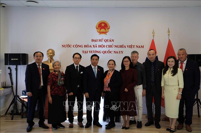 Phó Chủ tịch Quốc hội Nguyễn Doãn Anh chụp ảnh cùng đại diện cộng đồng người Việt Nam tại Na Uy. Ảnh: Việt Thắng - P/v TTXVN tại Bắc Âu