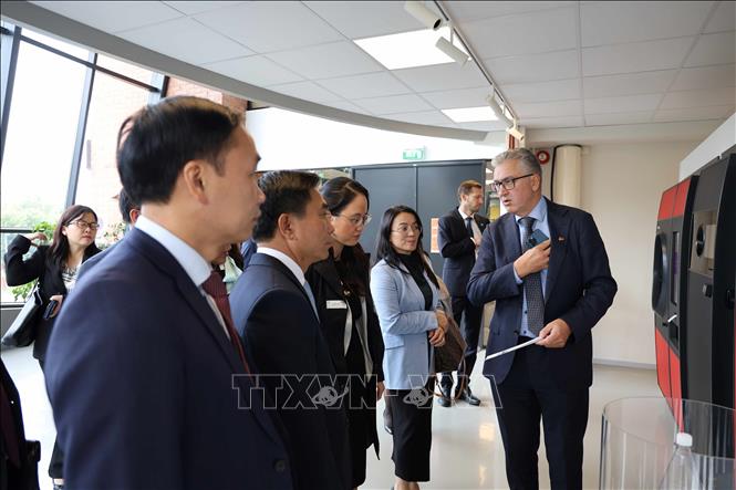 Phó Chủ tịch Quốc hội Nguyễn Doãn Anh thăm trụ sở Tập đoàn Tomra chuyên về xử lý rác thải của Na Uy. Ảnh: Việt Thắng - P/v TTXVN tại Bắc Âu