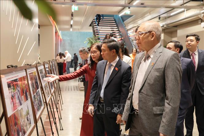 Phó Chủ tịch Quốc hội Nguyễn Doãn Anh tham quan triển lãm ảnh bên lề Lễ kỷ niệm 81 năm Quốc khánh nước Cộng hòa xã hội chủ nghĩa Việt Nam tại Na Uy. Ảnh: Việt Thắng - P/v TTXVN tại Bắc Âu