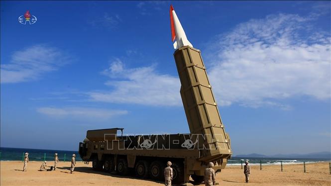 Hãng thông tấn Trung ương Triều Tiên (KCNA) ngày 24/9/2026 đưa tin nước này đã thử nghiệm loại đạn pháo phản lực dẫn đường 240mm được nâng cấp trong bối cảnh Bình Nhưỡng yêu cầu nâng cao năng lực hỏa lực tại khu vực phía Nam giáp giới với Hàn Quốc. Ảnh: Yonhap/TTXVN phát
