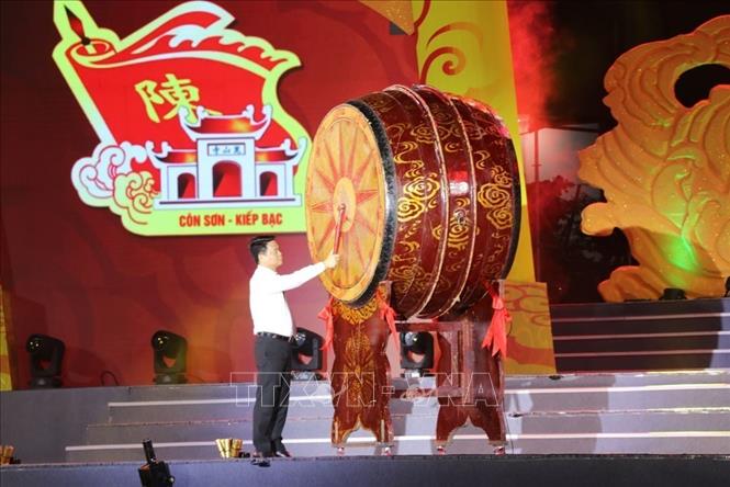 Ủy viên Trung ương Đảng, Bí thư Thành ủy Hải Phòng Lê Ngọc Châu khởi trống khai hội Côn Sơn, Kiếp Bạc – Mùa Thu năm 2026. Ảnh: Mạnh Minh - TTXVN