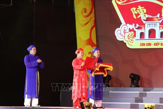 Tuyên đọc Văn tế Anh hùng dân tộc Trần Hưng Đạo. Ảnh: Mạnh Minh – TTXVN