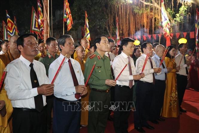 Các đại biểu lãnh đạo dâng hương Anh hùng dân tộc Trần Hưng Đạo. Ảnh: Mạnh Minh - TTXVN
