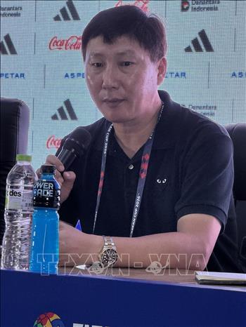 HLV đội tuyển Việt Nam Kim Sang Sik tại họp báo. Ảnh: Đỗ Quyên – PV TTXVN tại Indonesia