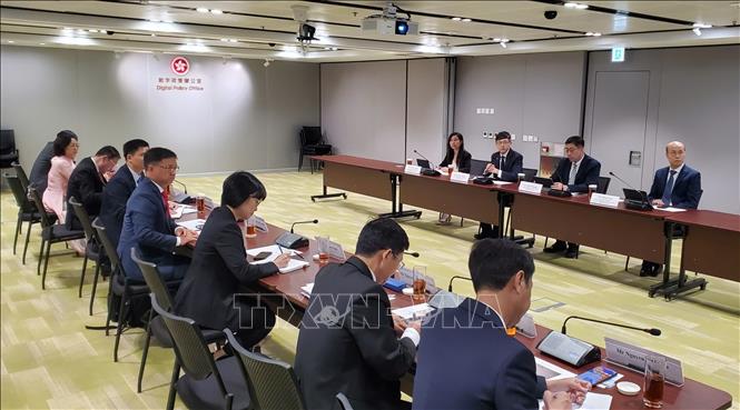 Buổi làm việc giữa Đoàn đại biểu UBND TPHCM và Văn phòng Chính sách số Hong Kong. Ảnh: TTXVN phát 