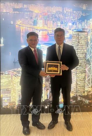 Đồng chí Nguyễn Mạnh Cường và ông Khâu Ứng Hoa (Algernon Yau), Cục trưởng Cục Thương mại và Phát triển Kinh tế Hong Kong. Ảnh: TTXVN phát 