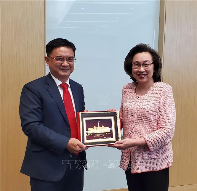 Đồng chí Nguyễn Mạnh Cường và bà Dương Hà Bội Nhân (Ingrid Yeung), Cục trưởng Cục Dịch vụ Dân sự Hong Kong. Ảnh: TTXVN phát 