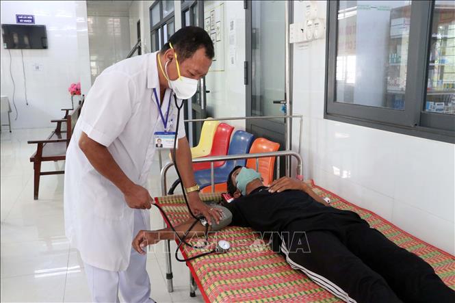 Nhờ chính sách hỗ trợ thẻ Bảo hiểm y tế, đồng bào dân tộc thiểu số được tiếp cận dịch vụ khám, chữa bệnh, giúp giảm bớt gánh nặng tài chính và yên tâm lao động sản xuất. Ảnh: Trung Kiên - TTXVN