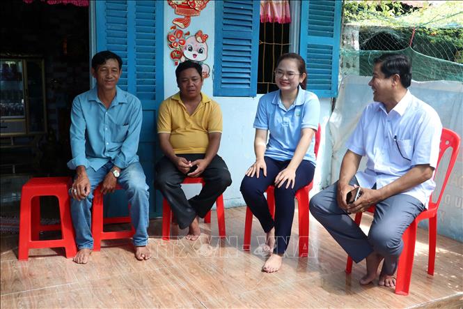 Cán bộ địa phương thăm hỏi, động viên và lắng nghe tâm tư của đồng bào dân tộc thiểu số để kịp thời có những chính sách hỗ trợ phù hợp. Ảnh: Trung Kiên - TTXVN