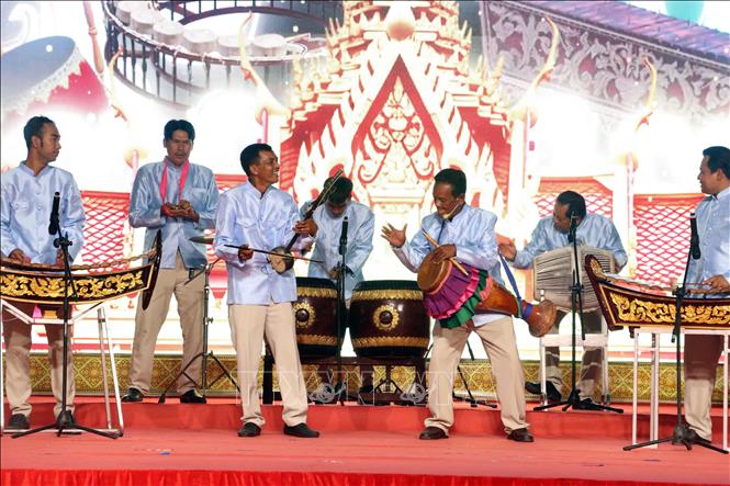Tiết mục biểu diễn nhạc ngũ âm truyền thống của đồng bào Khmer được quan tâm duy trì và phát triển trong các không gian sinh hoạt văn hóa, lễ hội. Ảnh: Trung Kiên - TTXVN