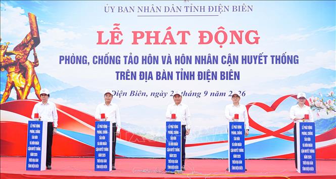 Lãnh đạo tỉnh Điện Biên và các đại biểu thực hiện nghi thức phát động phong trào phòng, chống tảo hôn và hôn nhân cận huyết thống trên địa bàn tỉnh năm 2026. Ảnh: Phan Quân - TTXVN