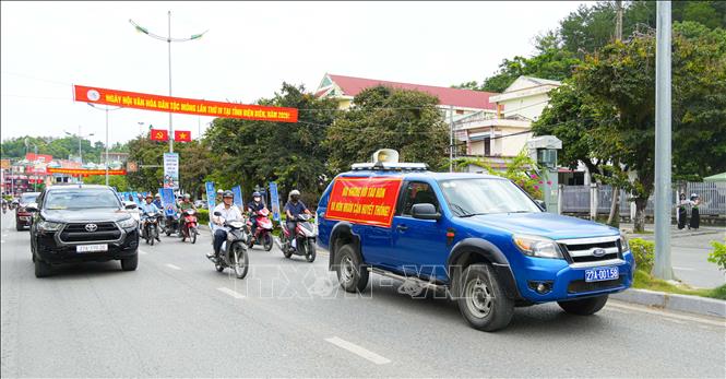 Cán bộ, hội viên phụ nữ, đoàn viên, thanh niên và nhân dân tham gia diễu hành tuyên truyền trên các tuyến phố. Ảnh: Phan Quân - TTXVN


