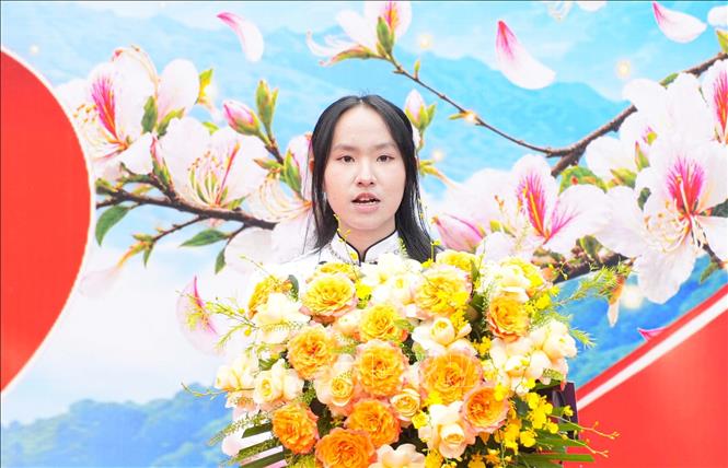 Em Lò Ngọc Diệp, học sinh lớp 11B1, Trường phổng thông Dân tộc nội trú Trung học phổ thông tỉnh Điện Biên phát biểu tại lễ phát động. Ảnh: Phan Quân - TTXVN


