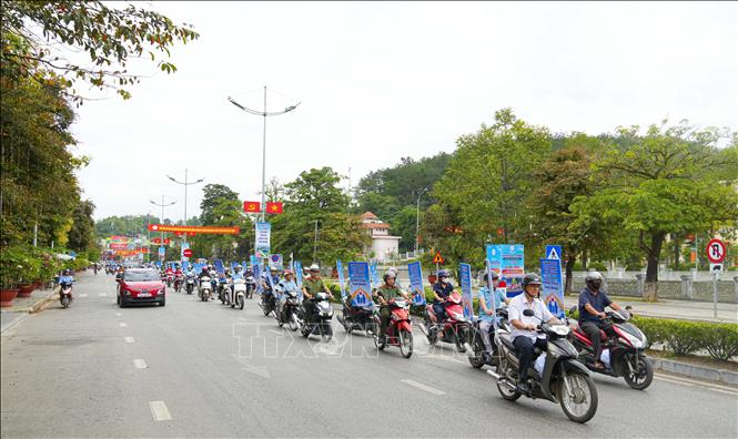 Đông đảo cán bộ, hội viên phụ nữ, đoàn viên, thanh niên và nhân dân tham gia diễu hành tuyên truyền trên các tuyến phố. Ảnh: Phan Quân - TTXVN



