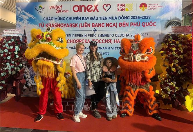 Du khách Nga đến đảo Ngọc Phú Quốc (An Giang). Ảnh: TTXVN phát