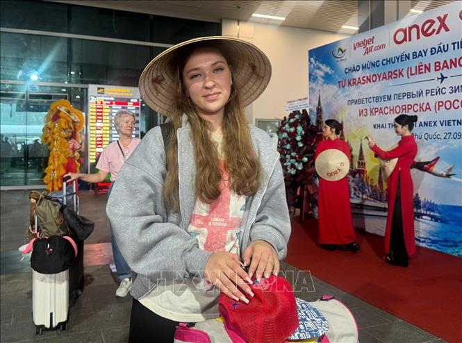 Du khách Nga đến đảo Ngọc Phú Quốc (An Giang). Ảnh: TTXVN phát