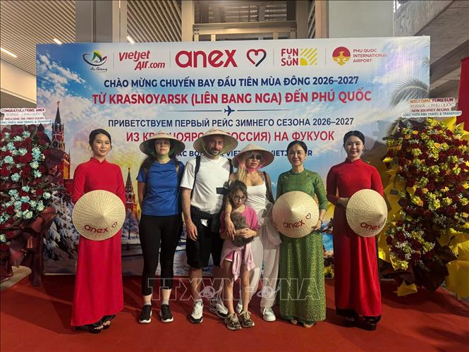 Du khách Nga đến đảo Ngọc Phú Quốc (An Giang). Ảnh: TTXVN phát