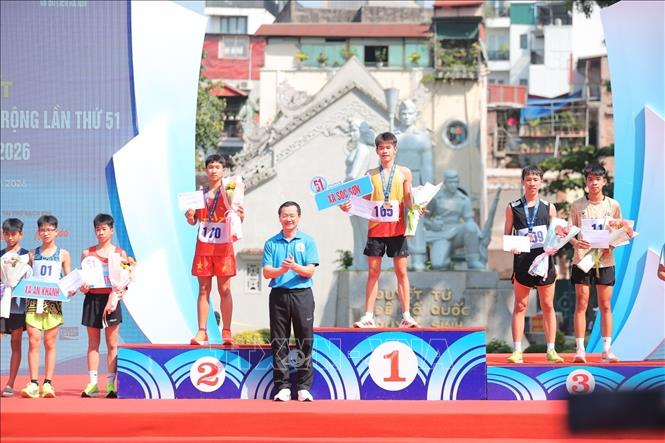 Ban tổ chức trao giải các nội dung cho VĐV đoạt giải. Ảnh: Minh Quyết - TTXVN