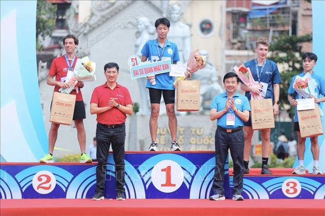 Ban tổ chức trao giải các nội dung cho VĐV đoạt giải. Ảnh: Minh Quyết - TTXVN