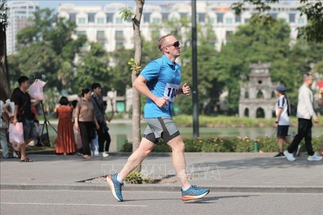 Vận động viên người nước ngoài là cán bộ, nhân viên của 11 đại sứ quán, tổ chức quốc tế tham gia Chung kết Giải chạy Báo Hànộimới mở rộng lần thứ 51 - năm 2026. Ảnh: Minh Quyết - TTXVN