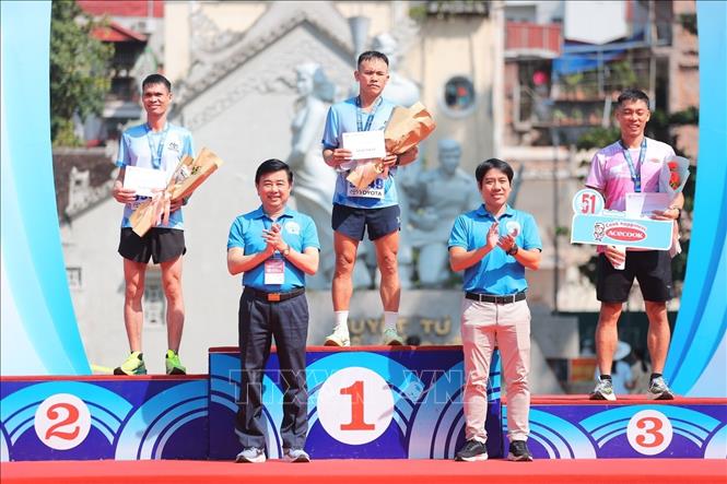 Ban tổ chức trao giải các nội dung cho VĐV đoạt giải. Ảnh: Minh Quyết - TTXVN