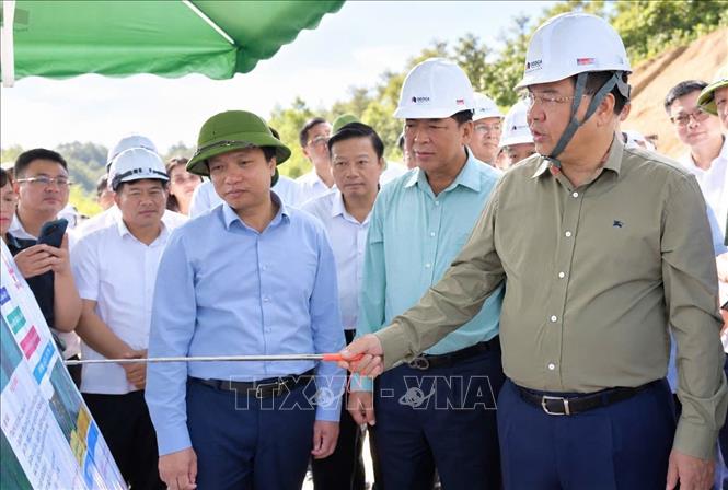 Phó Thủ tướng Thường trực Phạm Gia Túc kiểm tra thực địa cao tốc Đồng Đăng - Trà Lĩnh. Ảnh: TTXVN phát