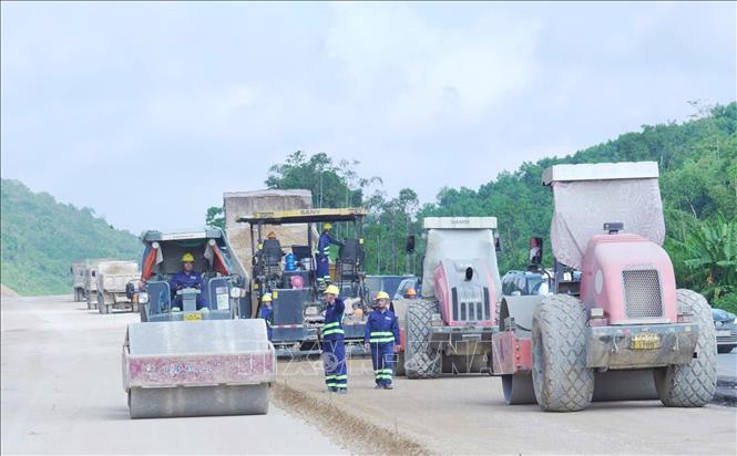 Đơn vị thi công đang khẩn trương hoàn thiện tuyến cao tốc Đồng Đăng - Trà Lĩnh. Ảnh: TTXVN phát