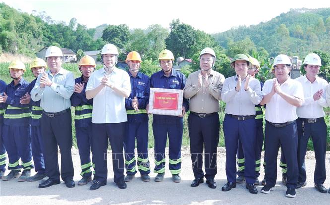 Phó Thủ tướng thường trực Phạm Gia Túc cùng đại diện lãnh đạo Bộ Xây dựng và tỉnh Cao Bằng tặng quà động viên cán bộ, công nhân xây dựng tại công trường. Ảnh: TTXVN phát
