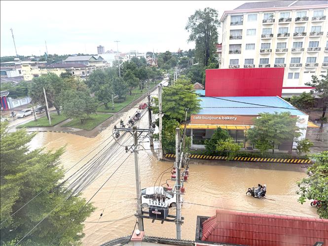 Mực nước dâng cao ảnh hưởng tới việc đi lại ở tỉnh Battambang, Campuchia. Ảnh: Huy Bình - P/v TTXVN tại Campuchia 