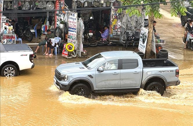 Mực nước dâng cao ảnh hưởng tới việc đi lại ở tỉnh Battambang, Campuchia. Ảnh: Huy Bình - P/v TTXVN tại Campuchia 