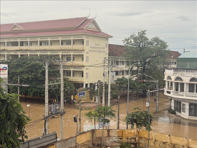 Mực nước dâng cao gây ngập đường ở Battambang. Ảnh: Huy Bình - P/v TTXVN tại Campuchia