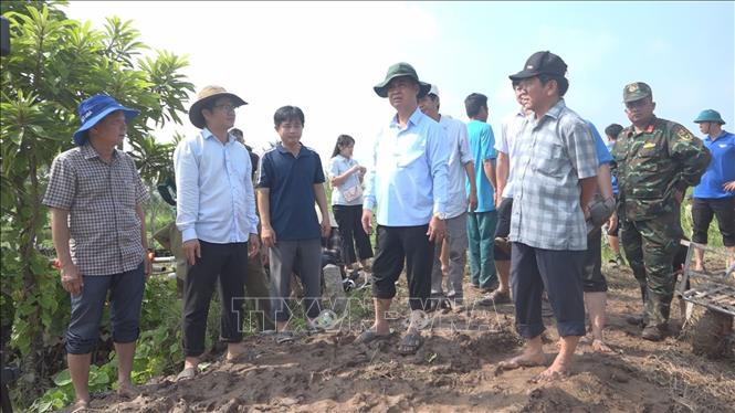 Lãnh đạo UBND tỉnh Vĩnh Long khảo sát sạt lở khu vực cồn Cái Gà. Ảnh: Huỳnh Phúc Hậu - TTXVN