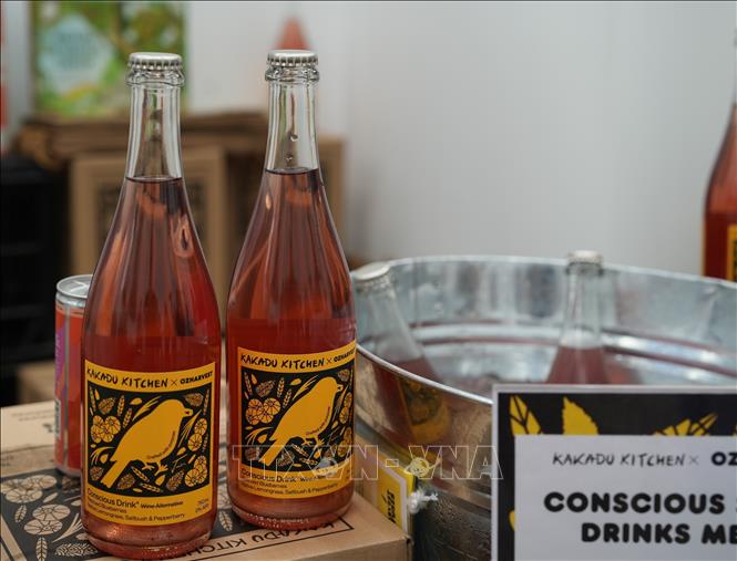  Conscious Drink - một loại đồ uống không cồn làm từ việt quất lên men kết hợp các nguyên liệu theo công thức của người thổ dân Australia. Ảnh: Lê Đạt - PV TTXVN tại Australia.