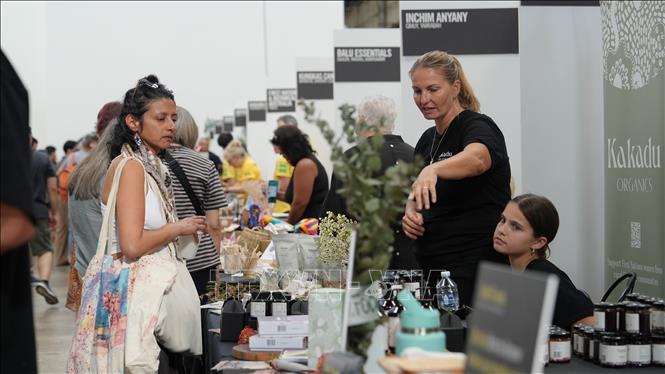 Gian hàng Kakadu Organics giới thiệu các sản phẩm thực phẩm bản địa, trà, gia vị và sản phẩm chăm sóc sức khỏe từ nguyên liệu tự nhiên. Ảnh: Lê Đạt - PV TTXVN tại Australia.