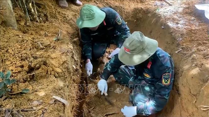 Cán bộ, nhân viên Đội Quy tập 192 tìm kiếm hài cốt liệt sĩ. Ảnh: TTXVN phát