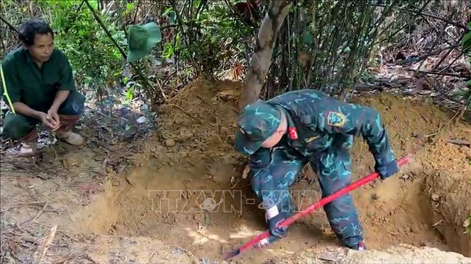 Cán bộ, nhân viên Đội Quy tập 192 tìm kiếm hài cốt liệt sĩ. Ảnh: TTXVN phát 
