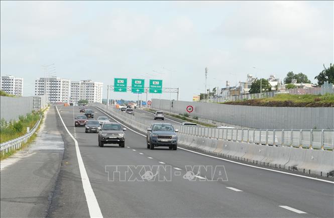 Phương tiện lưu thông trên cao tốc Biên Hòa - Vũng Tàu. Ảnh: Công Phong - TTXVN