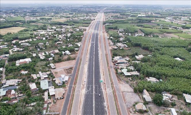 Cao tốc Biên Hòa - Vũng Tàu dài hơn 54 km, từ thành phố Đồng Nai đến Thành phố Hồ Chí Minh đã cơ bản hoàn thành và đưa vào khai thác tạm. Ảnh: Công Phong - TTXVN