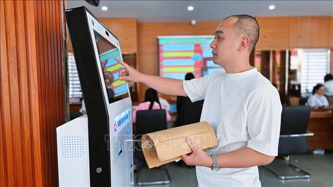Người dân dễ dàng tiếp cận các dịch vụ công nhờ các mô hình chuyển đổi số cộng đồng, ứng dụng khoa học công nghệ trong triển khai thực hiện các thủ tục hành chính. Ảnh: Quang Thái - TTXVN