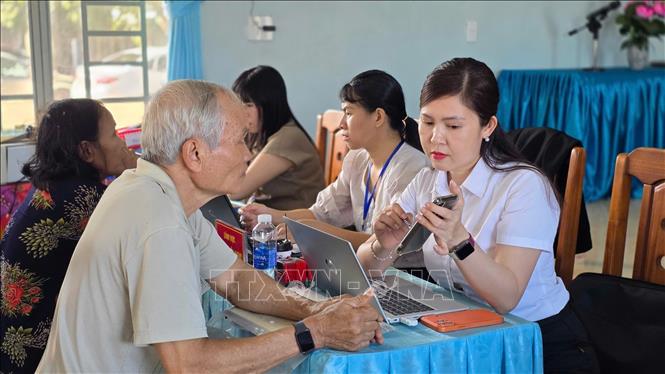 Cán bộ, công chức Gia Lai hướng dẫn người dân thực hiện thủ tục hành chính trên môi trường số. Ảnh: Quang Thái - TTXVN
